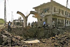 伊拉克警察在北部城市摩蘇爾查看爆炸現場