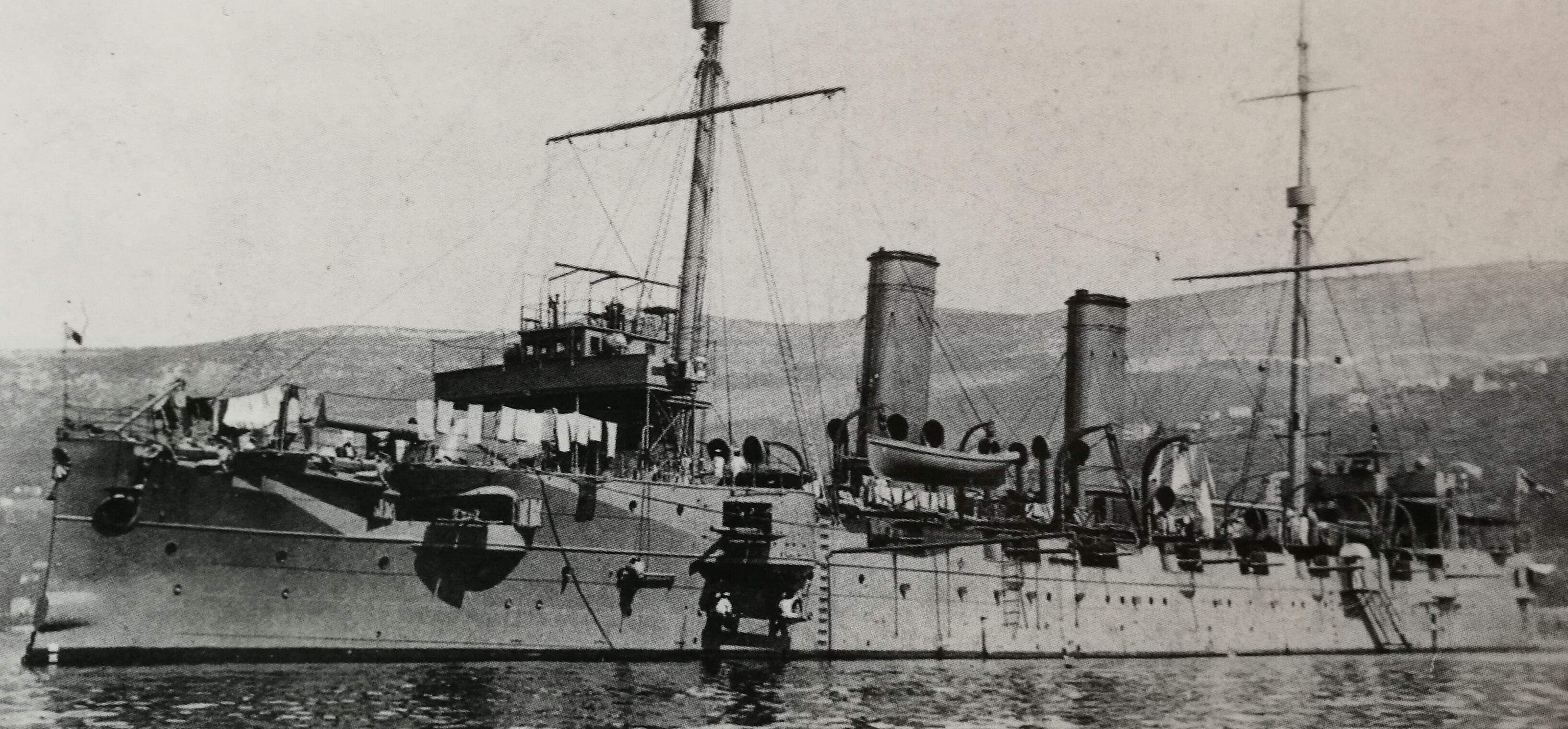 1907年9月12日攝於奧匈帝國的里雅斯特港，正在執行遣英任務