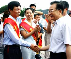 魏俊強（左一）接受溫家寶總理的親切接見