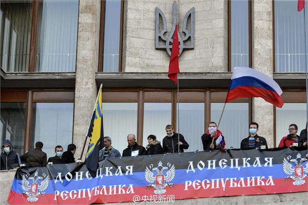 頓涅茨克親俄示威者降下政府大樓門前州旗幟
