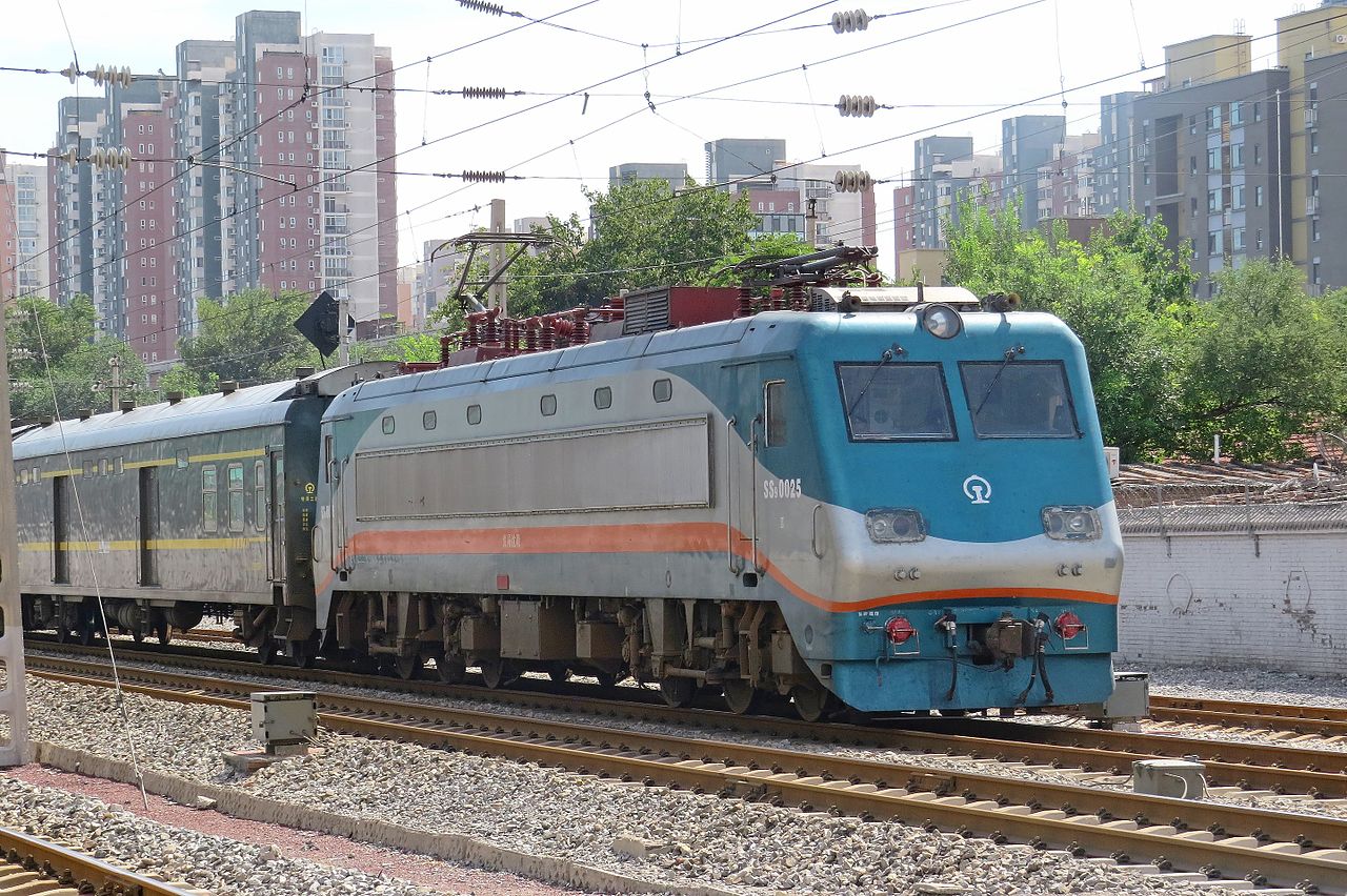 韶山9型0025號機車牽引T298次列車通過水南莊道口