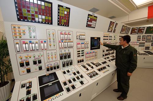 工程技術人員在使用核電站全範圍模擬機