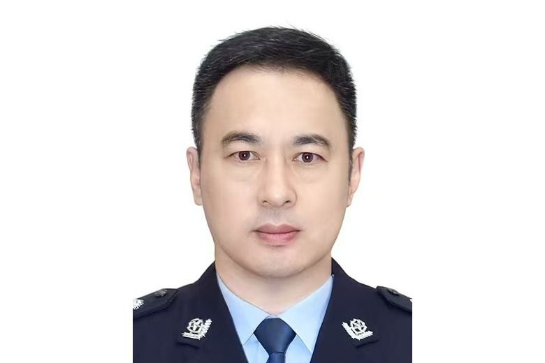 黃朝暉(湛江海關緝私局情報技術處原處長) 黃朝暉(湛江海關緝私局情報技術處原處長)