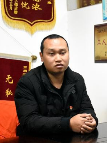 劉浪(湖南省湘潭市雨湖區環衛所疏通班班長) 劉浪(湖南省湘潭市雨湖區環衛所疏通班班長)