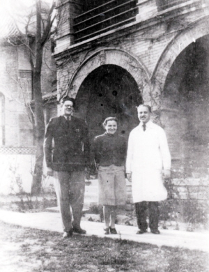 上世紀四十年代傅萊（左）在天津德美醫院與院長伯瑞爾夫婦
