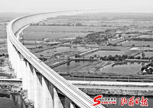 俯瞰晉陝黃河特大橋：張先華 攝