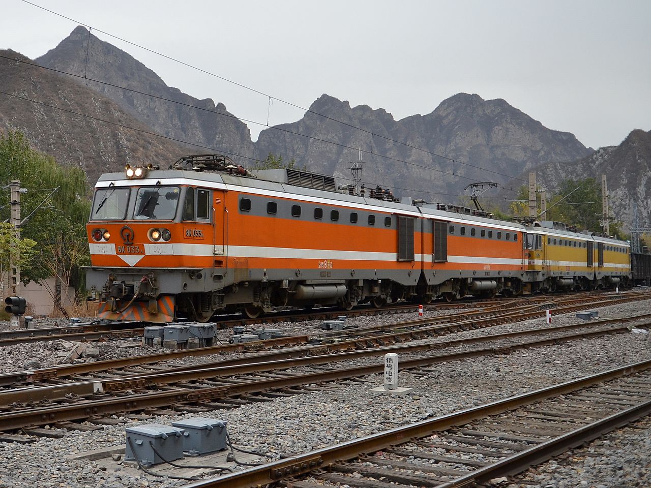 8K機車雙機在豐沙鐵路牽引煤炭列車