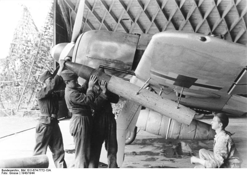 正在安裝WGr 21火箭彈的Fw-190戰鬥機