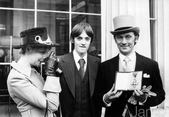 1977年一家三口在白金漢宮接受OBE勳章