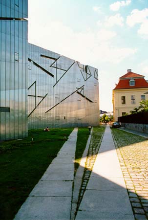 建築與右側的原柏林博物館的關係
