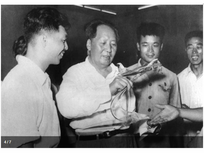 毛澤東主席觀看殲教-1模型