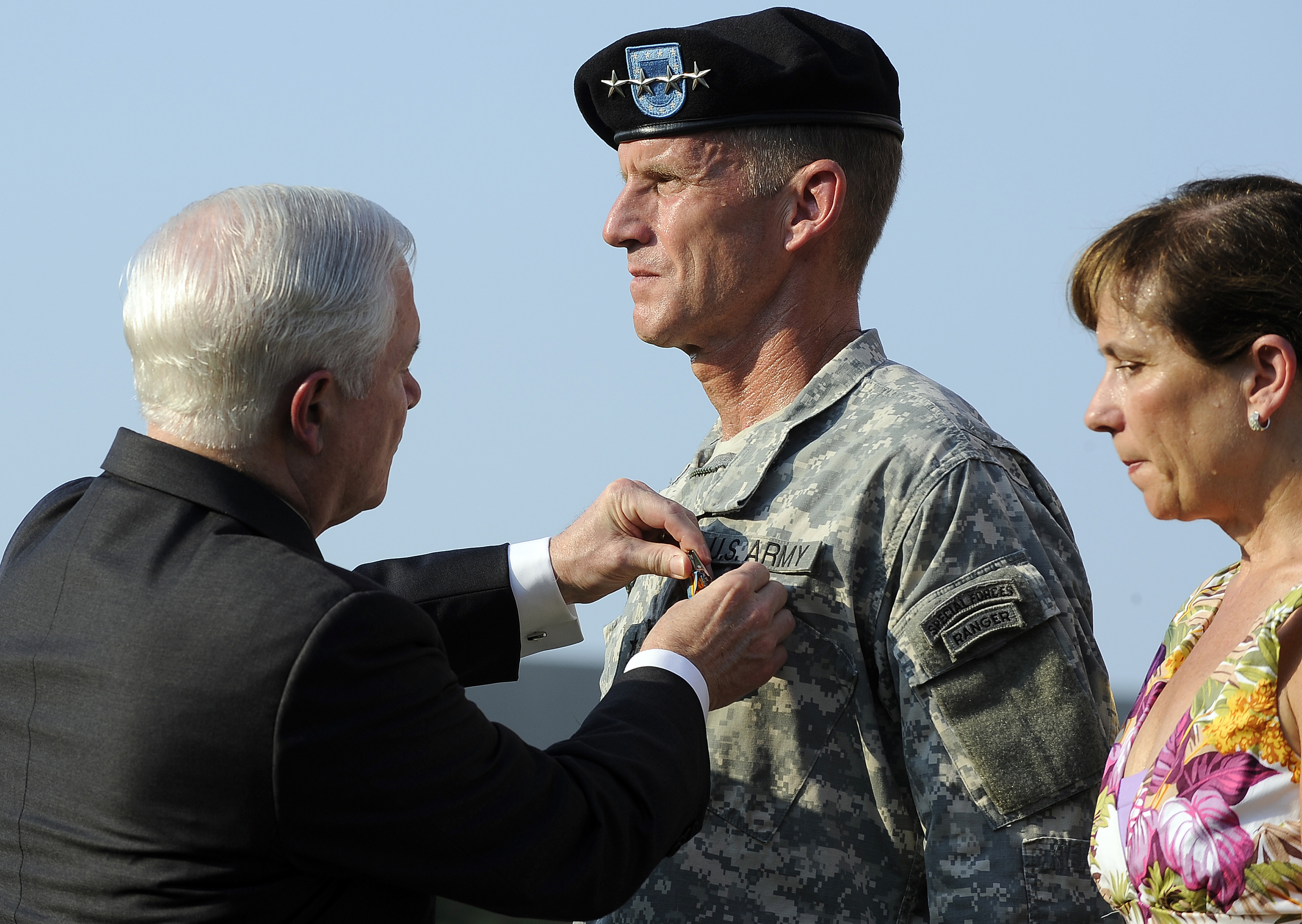 蓋茨在麥克里斯特爾的退休儀式上為他佩戴國防部傑出服役勳章。
