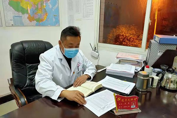 萬勇(慈利縣杉木橋鎮衛生院黨支部書記、院長) 萬勇(慈利縣杉木橋鎮衛生院黨支部書記、院長)