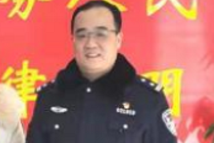 馬劍飛(包頭市公安局東河分局民航小區派出所副所長) 馬劍飛(包頭市公安局東河分局民航小區派出所副所長)
