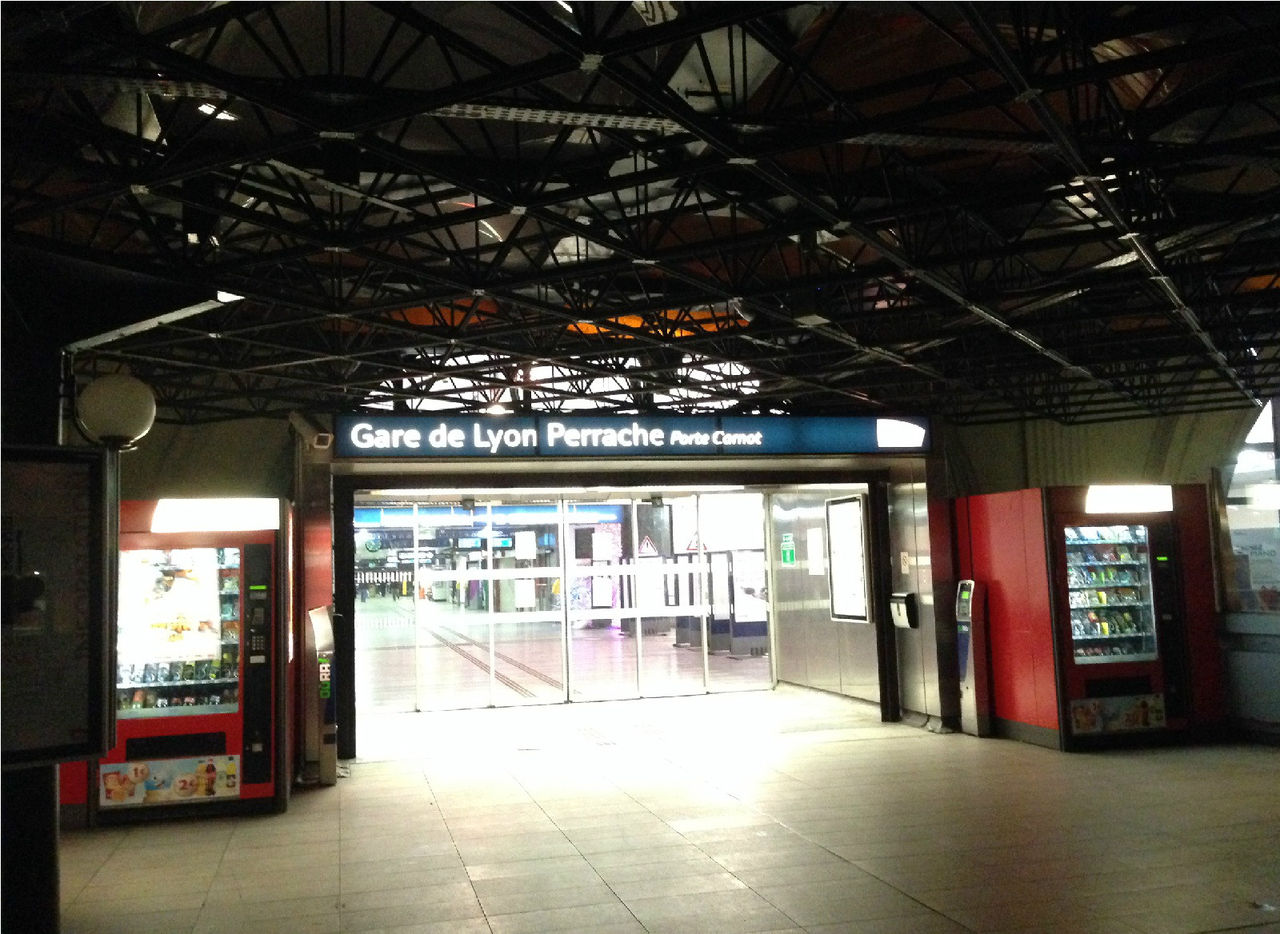 里昂佩拉什車站