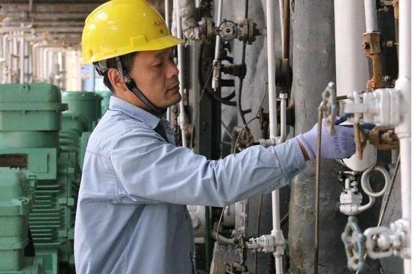 鄒鵬(中國石化九江石化公司催化裂化裝置首席技師) 鄒鵬(中國石化九江石化公司催化裂化裝置首席技師)