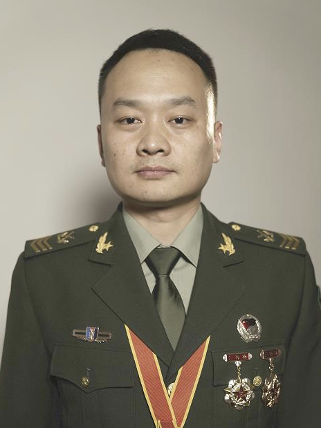 王明磊(全軍士官優秀人才、全軍軍事訓練先進個人) 王明磊(全軍士官優秀人才、全軍軍事訓練先進個人)