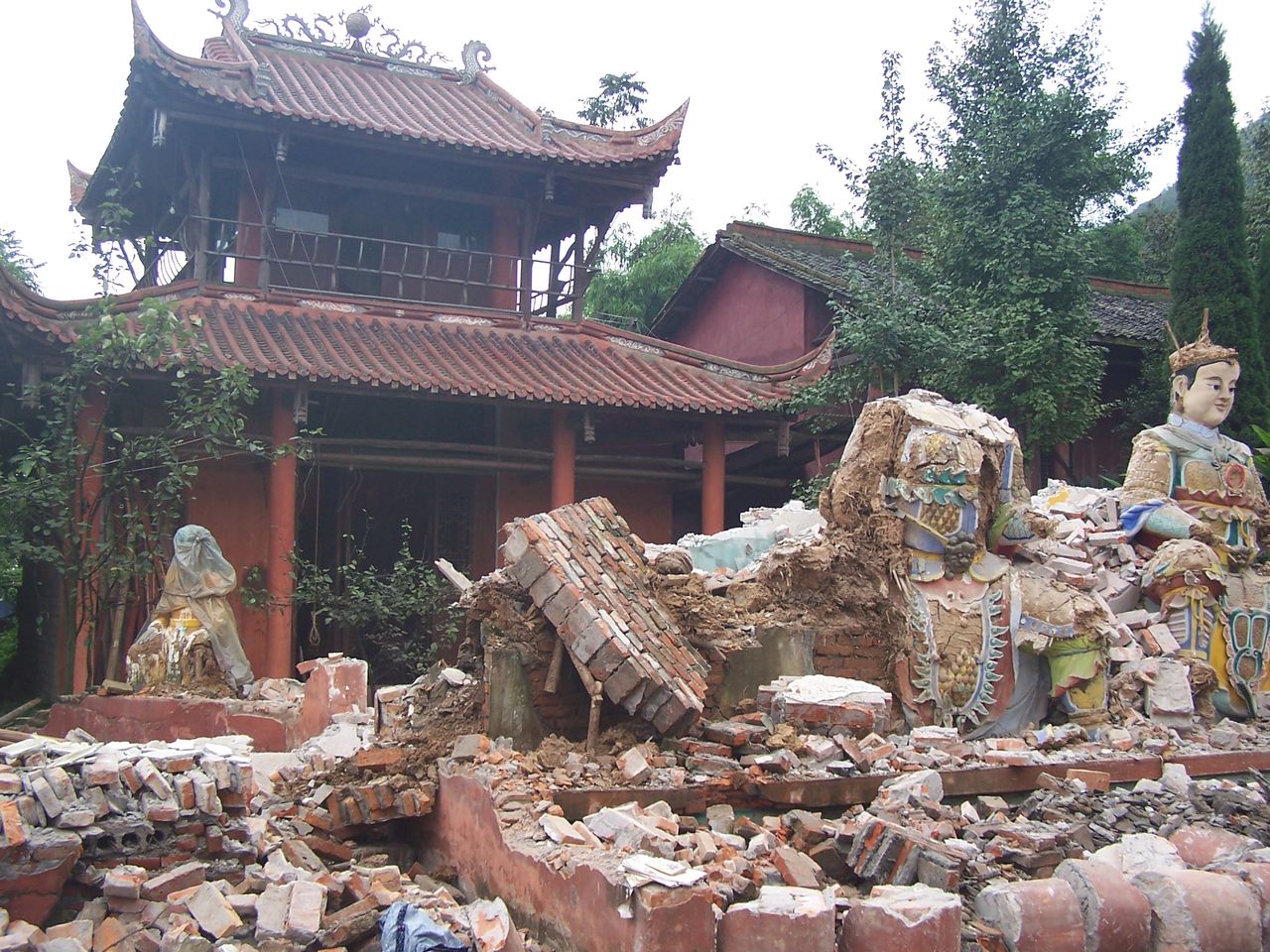 512地震毀掉了多數殿堂佛像