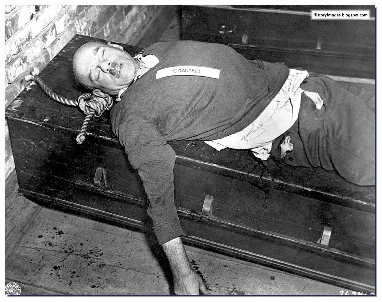 弗里茨·紹克爾被絞死後的屍體