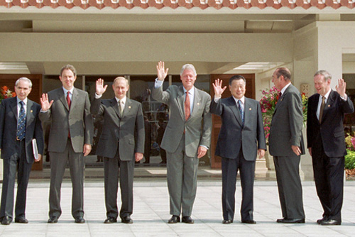 2000年參加在日本沖繩舉行的八國集團峰會