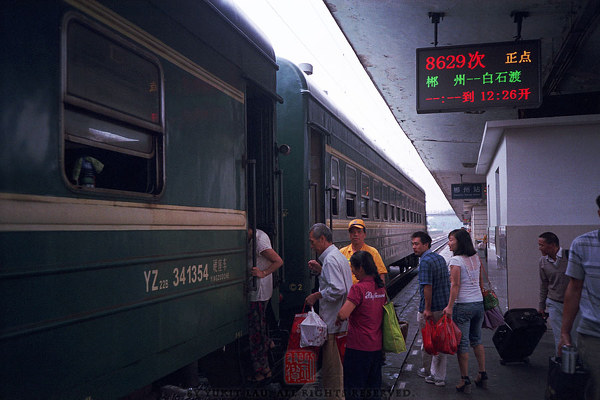 開住白石渡的8629次通勤車在郴州站