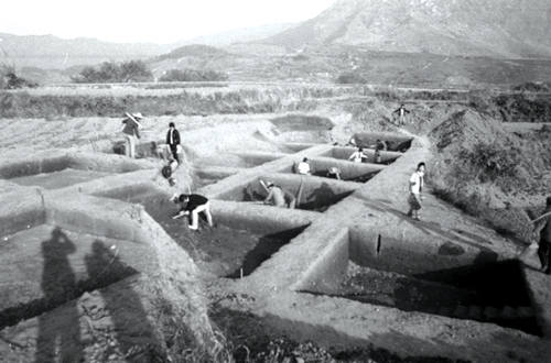 考古隊在黃瓜山遺址