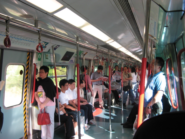 在非繁忙時間，東鐵線車廂仍擠滿乘客。
