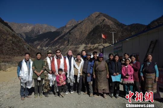 中石化西藏公司慰問組與玉麥村民合影（2018年1月衣善波攝）