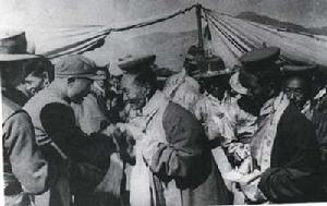 西藏地方政府官員向張國華將軍敬獻哈達