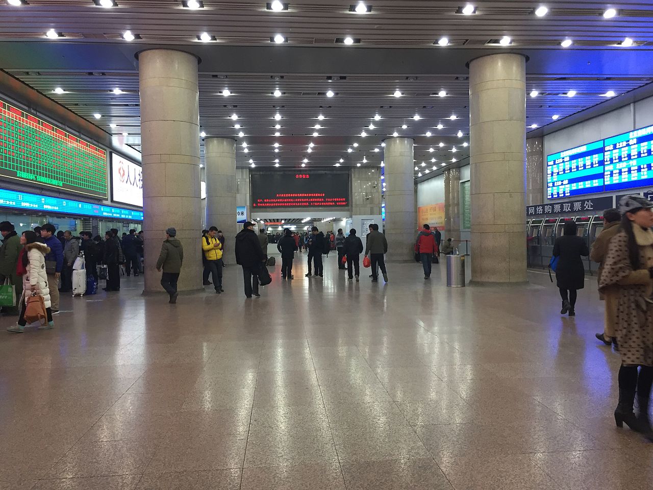 北京西站北廣場售票廳內部