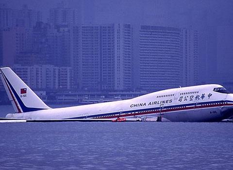 被打撈起的中華航空605號班機