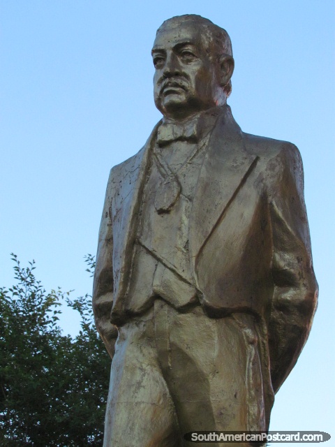 比利亞松總統的雕像