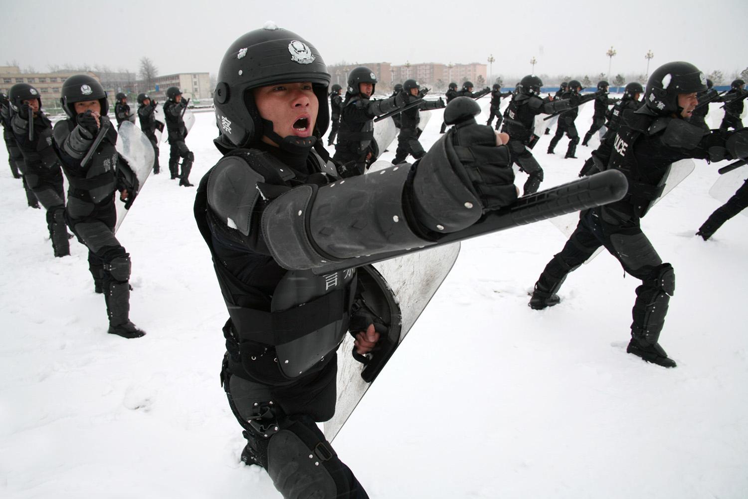 中國防暴警察進行訓練