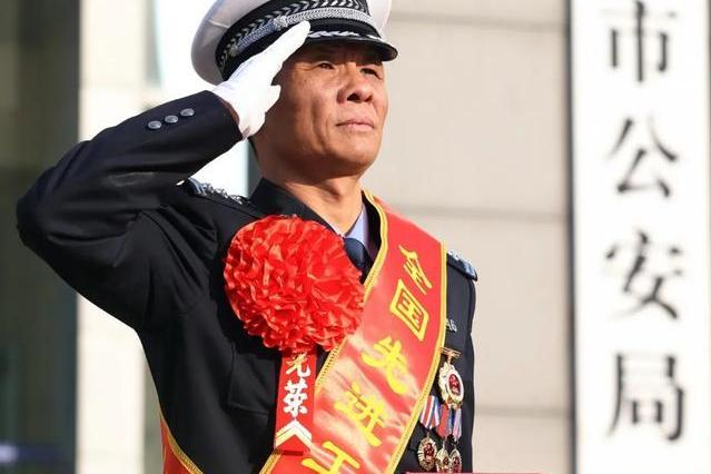 韓建軍(泰安公安局交通警察支隊泰山景區大隊教導員) 韓建軍(泰安公安局交通警察支隊泰山景區大隊教導員)