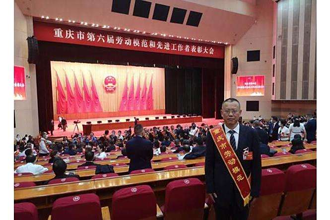 袁明輝(重慶鴿牌電線電纜有限公司黨委副書記、總經理、總工程師) 袁明輝(重慶鴿牌電線電纜有限公司黨委副書記、總經理、總工程師)