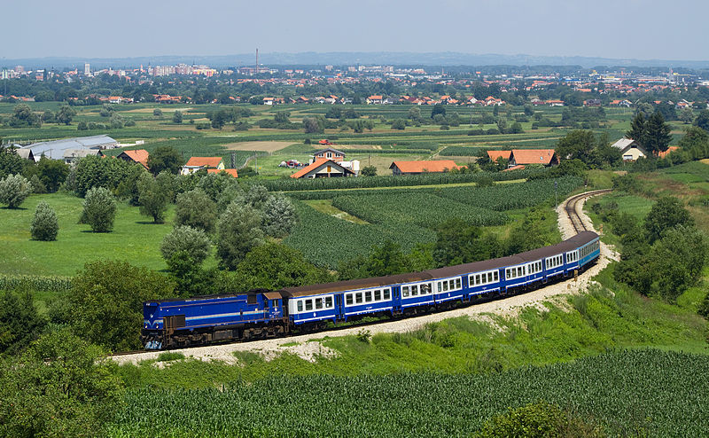 克羅地亞鐵路的一排列車駛往札格雷布。