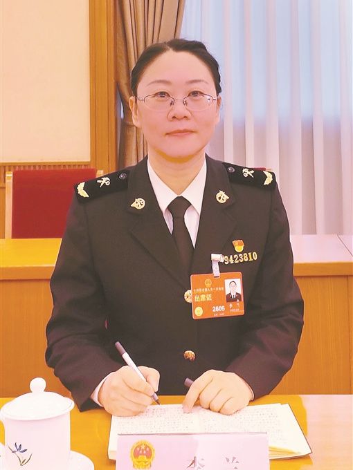 李蘭(第十四屆全國人大代表,新疆維吾爾自治區烏魯木齊海關所屬阿拉山口海關技術中心副主任) 李蘭(第十四屆全國人大代表,新疆維吾爾自治區烏魯木齊海關所屬阿拉山口海關技術中心副主任)