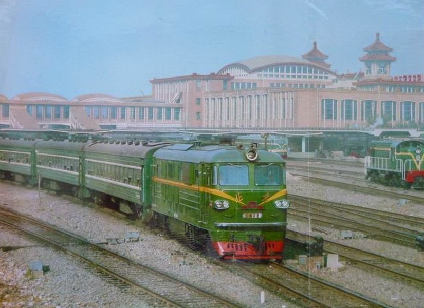 北京型機車牽引旅客列車從北京站發車