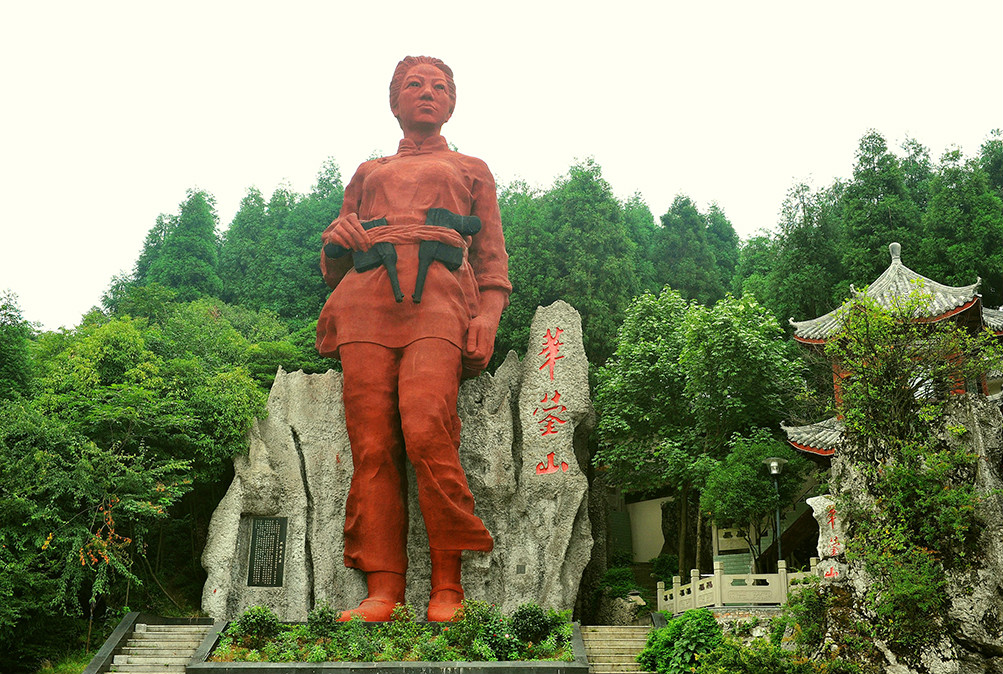 華鎣山——雙槍老太婆巨型塑像