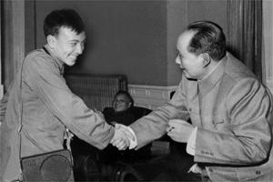 毛澤東在人民大會堂休息廳同楊紹明握手