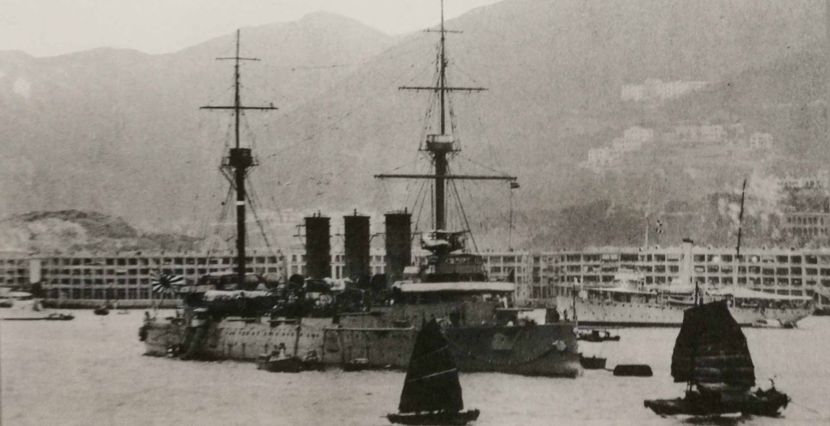 1935年進行遠洋航海訓練的八雲號，正在準備靠近香港港口