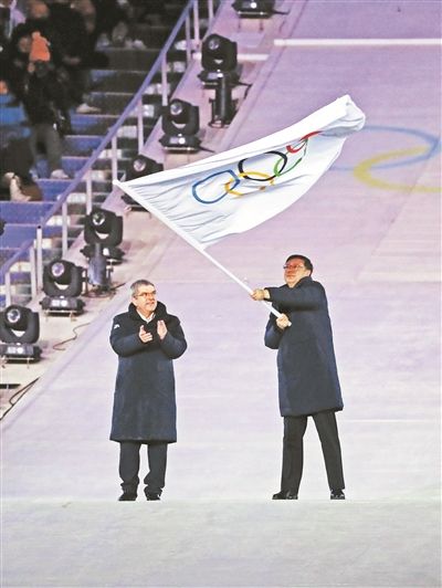 北京市市長、北京冬奧組委執行主席陳吉寧揮動五環旗