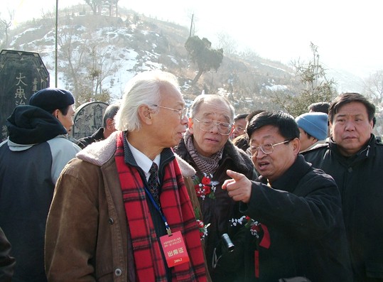 曹大斌和著名民俗專家劉魁立在孟門鎮