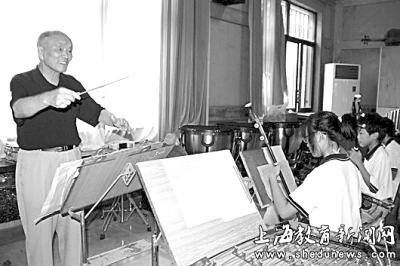 吳永祥在為學生上音樂課