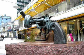 斯德哥爾摩塞格爾街的“無暴力”青銅雕