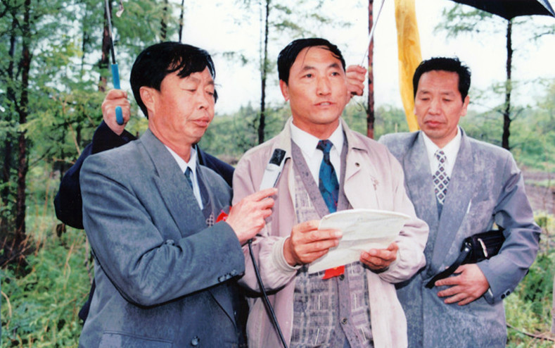 時任林業局副局長溫風（中）宣布開始建設