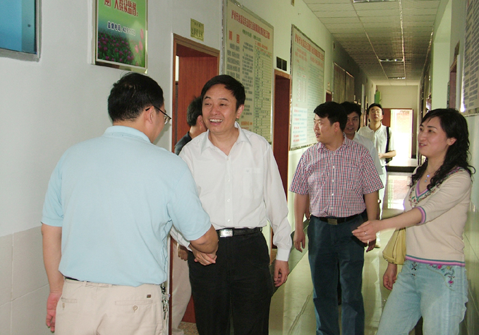 2007年黃錦生（左二）在瀘州調研