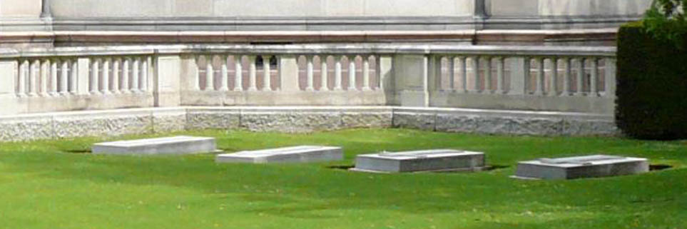 海倫娜公主在弗羅格莫爾的墓地（左二）