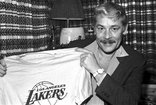 1981年6月18日，巴斯手持湖人隊球衣留影