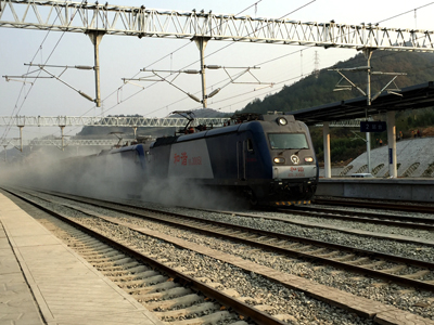 寧西二線鐵路，一輛列車正在通過西峽火車站